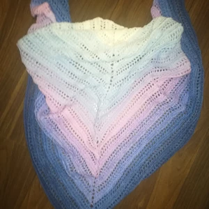 Šatka  mnohých farieb 