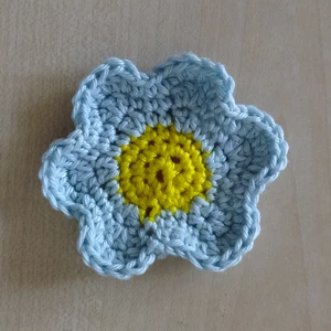 Háčkovaná kytička - světle modrá
