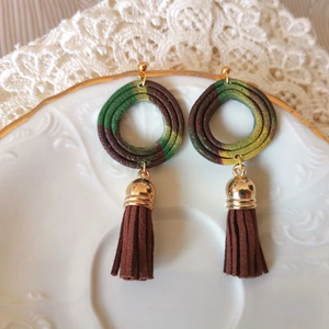 Polymérové náušnice zelené so strapcom