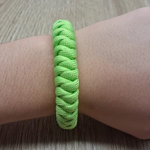 Ručne robený Neon Green Paracord Survival Náramok