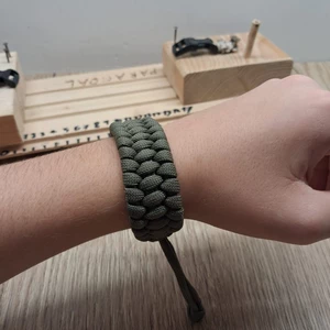 Prémiový personalizovaný ručne šitý paracord náramok