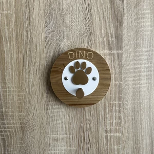 Držiak na vodítko a obojok pre psa s vygravírovaným menom