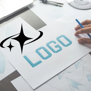 V Canve ti pripravím tri návrhy loga podľa tvojich požiadaviek