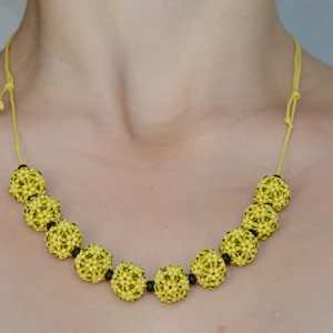 Korálkový šitý náhrdelník na šňůrce