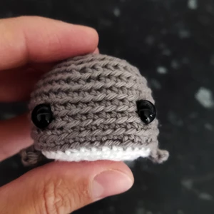 Háčkovaná velryba šedo-bílá - černé oči 8mm