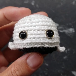 Háčkovaná velryba bílo-černá - třpytivé zlaté oči 8mm