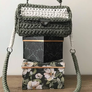 Štrikovaná zeleno-biela kabelka 
