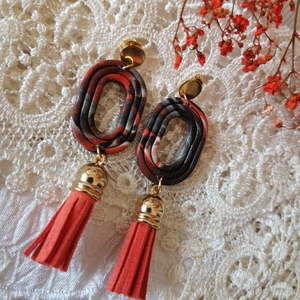 Polymérové náušnice oranžové so strapcom