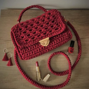 Štrikovaná červená kabelka 