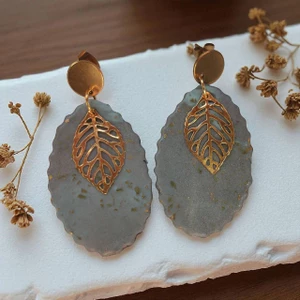 Metalické náušnice s lístkami