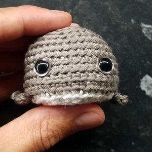 Háčkovaná velryba šedo-bílá - třpytivé stříbrné oči 8mm