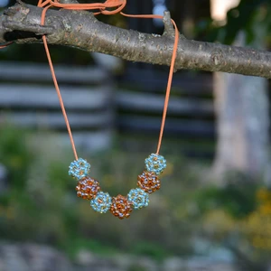 Korálkový šitý náhrdelník na šňůrce