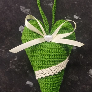 Háčkované dekorační srdce na zavěšení-trávově zelené