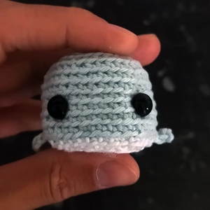 Háčkovaná velryba světle modro-bílá - černé oči 8mm