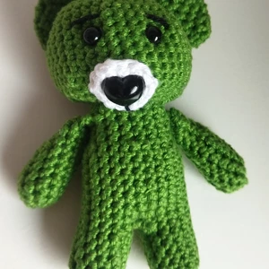 Háčkovaný medvídek - trávově zelený