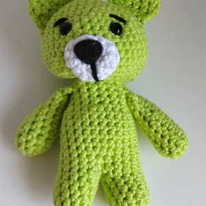 Háčkovaný medvídek - žlutozelený