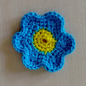 Háčkovaná kytička - modrá