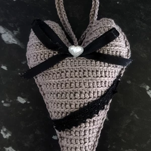 Háčkované dekorační srdce na zavěšení-šedé