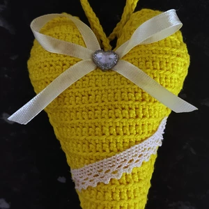 Háčkované dekorační srdce na zavěšení-žluté