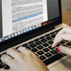 Přepis oskenovaného nebo ručně psaného textu či audiozáznamu do elektronické podoby