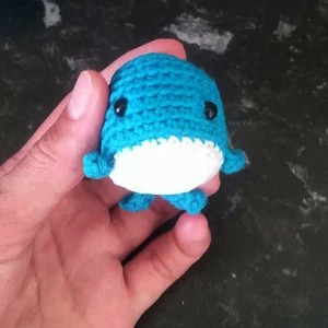 Háčkovaná velryba modro-bílá - černé oči 6mm