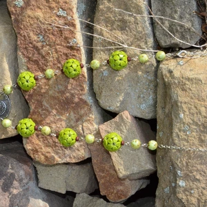 Korálkový šitý náhrdelník s želvou