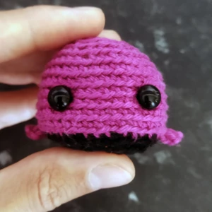 Háčkovaná velryba růžovo-černá - černé oči 8mm