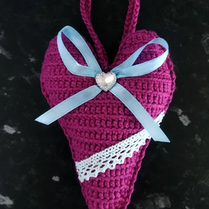 Háčkované dekorační srdce na zavěšení-růžové