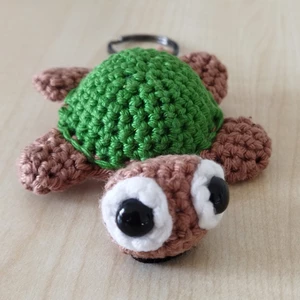 Háčkovaná želvička hnědo-zelená