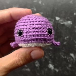 Háčkovaná velryba fialovo-bílá - třpytivé světle růžové oči 8mm