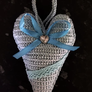 Háčkované dekorační srdce na zavěšení-světle modré