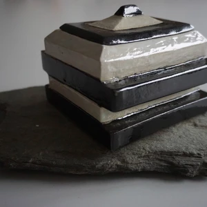 Dóza/cukřenka s víčkem černo-bílá