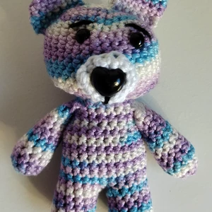 Háčkovaný medvídek - melír modrofialovobílý