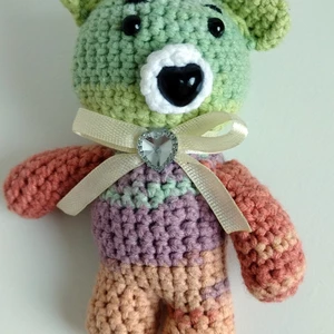 Háčkovaný medvídek - jarní barevná variace