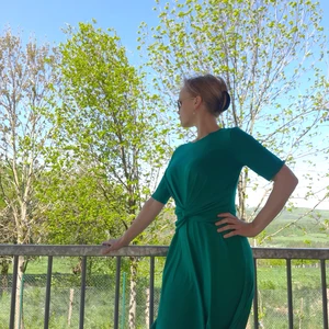 Šaty s uzlem v pase