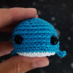 Háčkovaná velryba modro-bílá - černé oči 8mm