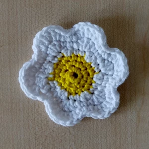 Háčkovaná kytička - bílá