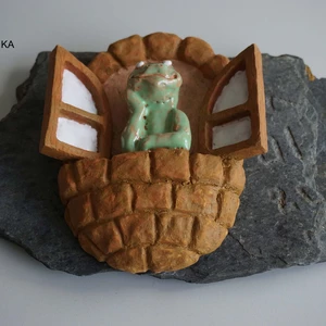 Keramický reliéf žába