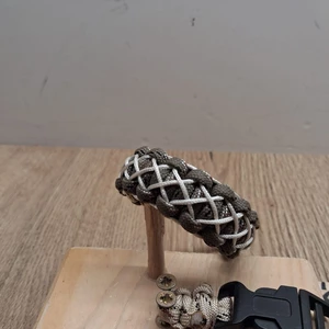 Ručne robený paracord survival náramok